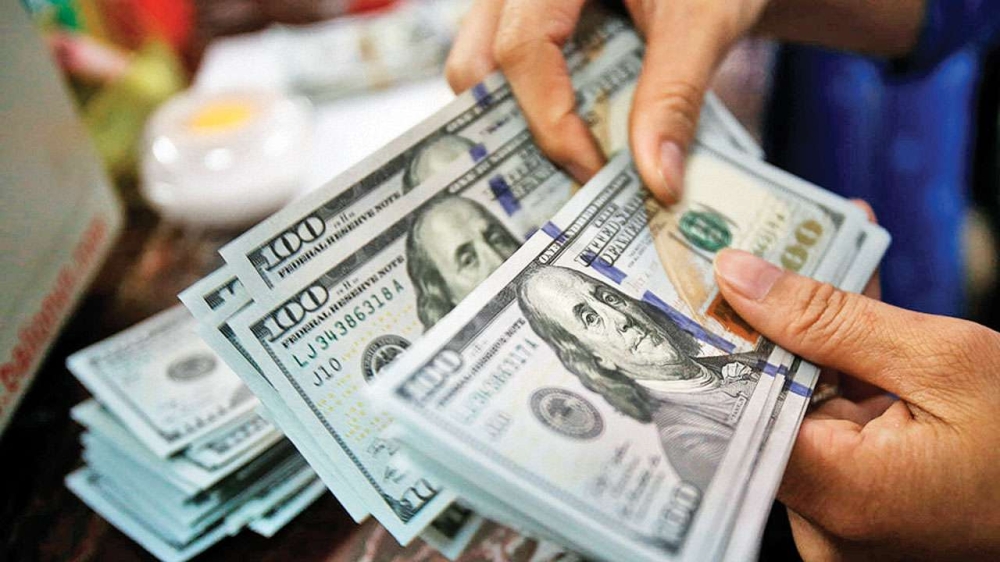الدولار يستعيد بعض مكاسبه لكنه يتجه نحو خسارة أسبوعية